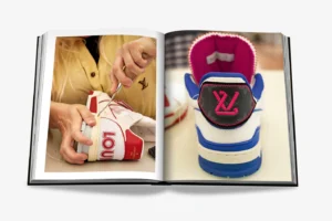 Livre design haut de gamme Louis Vuitton Manufactures par Assouline, édition Classics en couverture soie, disponible chez D-Style Interior.