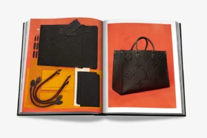 Livre design haut de gamme Louis Vuitton Manufactures par Assouline, édition Classics en couverture soie, disponible chez D-Style Interior.