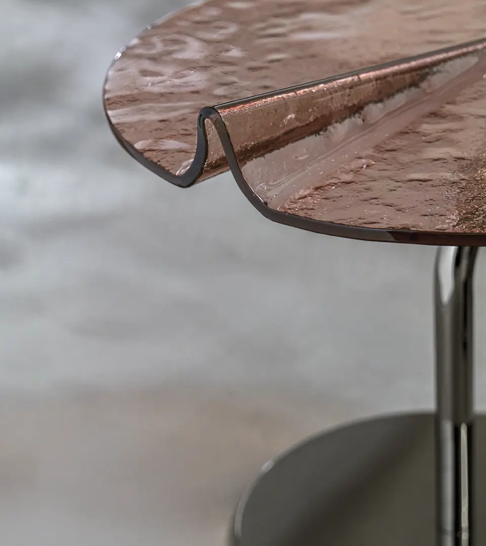 Table à manger design haut de gamme Maverick Arketipo par Studio Bigg, inspiration aérodynamique, disponible chez D-Style Interior.