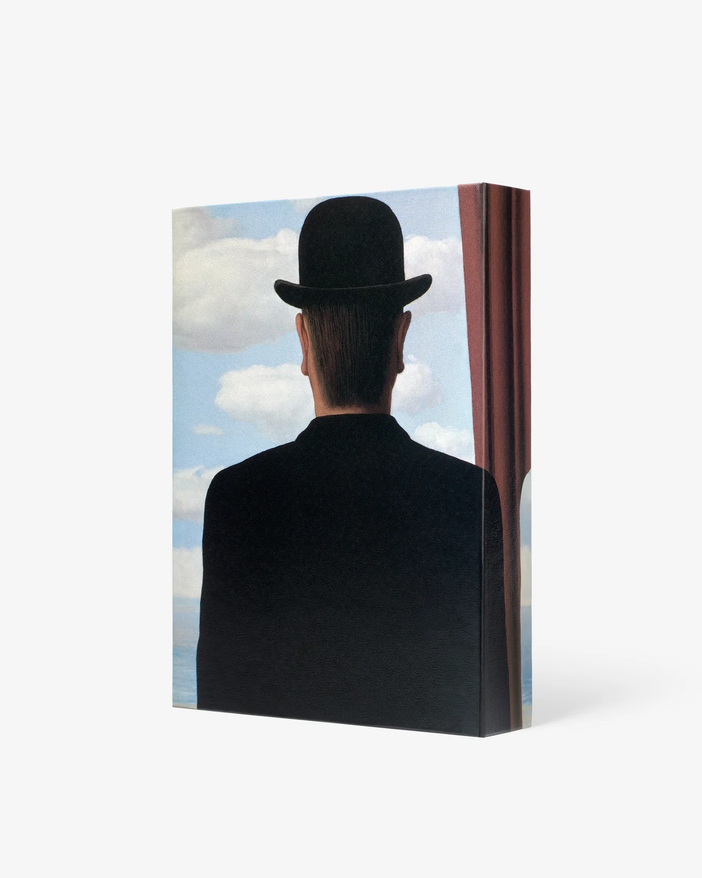 Livre design haut de gamme René Magritte sous étui par Assouline, disponible chez D-Style Interior.