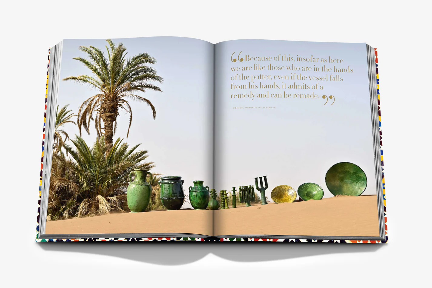 Livre design haut de gamme Moroccan Decorative Arts par Assouline, édition Legends sous étui lin, disponible chez D-Style Interior.