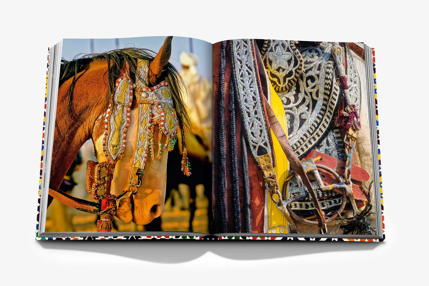 Livre design haut de gamme Moroccan Decorative Arts par Assouline, édition Legends sous étui lin, disponible chez D-Style Interior.