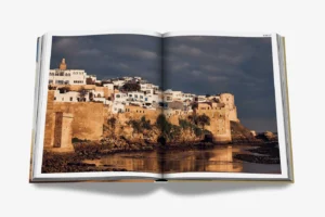 Livre « Morocco, Kingdom of Light » par Assouline : voyage photographique au Maroc. Édition française en couverture soie, livre design haut de gamme chez D-Style Interior.