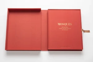 Livre design haut de gamme Mosques: The 100 Most Iconic Islamic Houses Of Worship Assouline, édition Ultimate Collection, disponible chez D-Style Interior.