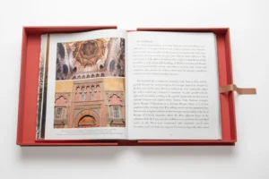 Livre design haut de gamme Mosques: The 100 Most Iconic Islamic Houses Of Worship Assouline, édition Ultimate Collection, disponible chez D-Style Interior.