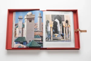 Livre design haut de gamme Mosques: The 100 Most Iconic Islamic Houses Of Worship Assouline, édition Ultimate Collection, disponible chez D-Style Interior.