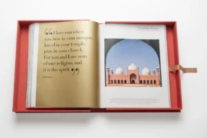 Livre design haut de gamme Mosques: The 100 Most Iconic Islamic Houses Of Worship Assouline, édition Ultimate Collection, disponible chez D-Style Interior.