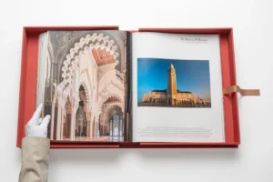 Livre design haut de gamme Mosques: The 100 Most Iconic Islamic Houses Of Worship Assouline, édition Ultimate Collection, disponible chez D-Style Interior.