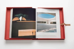 Livre design haut de gamme Mosques: The 100 Most Iconic Islamic Houses Of Worship Assouline, édition Ultimate Collection, disponible chez D-Style Interior.