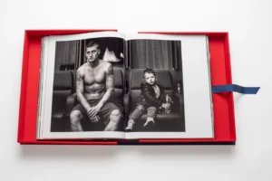 Livre design haut de gamme Paris Saint-Germain par Assouline, photographié par Julien Scussel, disponible chez D-Style Interior.