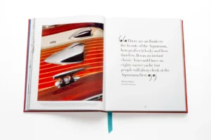 Livre design haut de gamme Riva Aquarama Special Edition par Assouline, édition bois verni sous écrin, disponible chez D-Style Interior.
