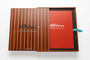 Livre design haut de gamme Riva Aquarama Special Edition par Assouline, édition bois verni sous écrin, disponible chez D-Style Interior.
