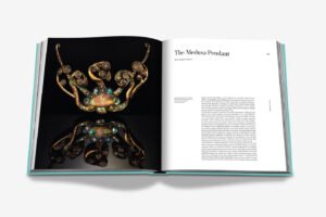 Livre design haut de gamme Tiffany & Co: Landmark par Assouline, édition soie sous étui lin, disponible chez D-Style Interior.