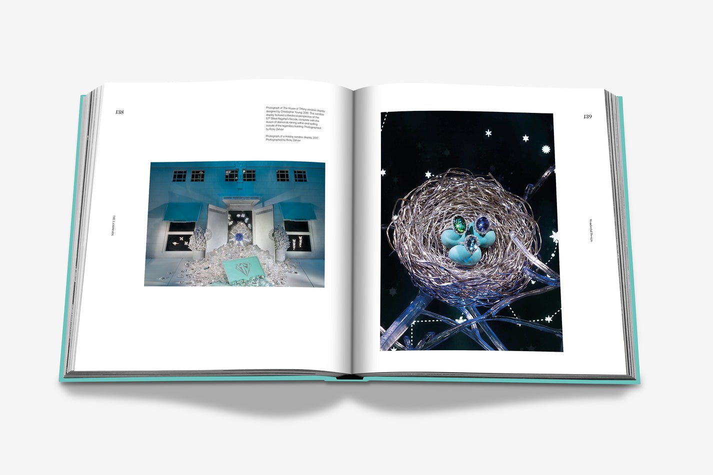 Livre design haut de gamme Tiffany & Co: Landmark par Assouline, édition soie sous étui lin, disponible chez D-Style Interior.
