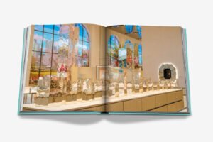 Livre design haut de gamme Tiffany & Co: Landmark par Assouline, édition soie sous étui lin, disponible chez D-Style Interior.