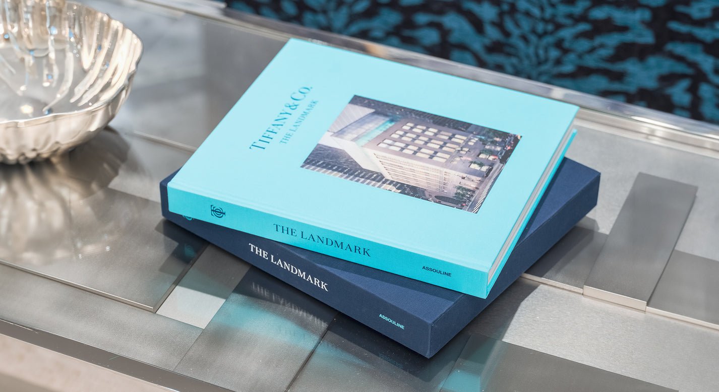 Livre design haut de gamme Tiffany & Co: Landmark par Assouline, édition soie sous étui lin, disponible chez D-Style Interior.