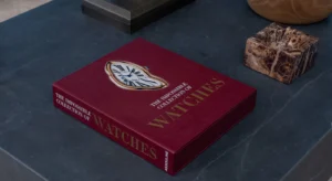 Livre design haut de gamme The Impossible Collection of Watches par Assouline, édition Ultimate sous écrin caoutchouc, disponible chez D-Style Interior.