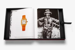 Livre design haut de gamme The Impossible Collection of Watches par Assouline, édition Ultimate sous écrin caoutchouc, disponible chez D-Style Interior.