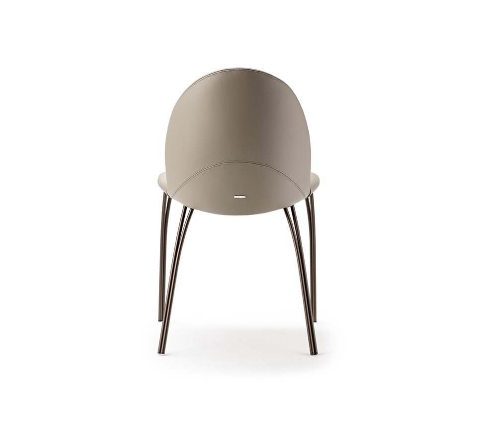 Holly Chaise design élégante aux lignes courbes et raffinées, signée Cattelan Italia, alliant confort et style contemporain. Disponible chez D-Style Interior.