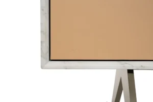 Akira Madia par Amura Lab – un buffet au design sculptural alliant équilibre, élégance et savoir-faire artisanal italien. Disponible chez D-Style Interior.