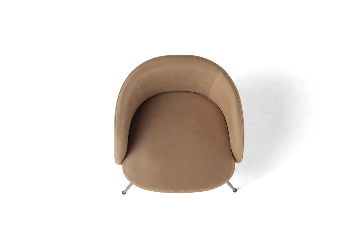 Monnalisa fauteuil d’Amura Lab allie élégance Renaissance, confort enveloppant et raffinement contemporain. Disponible chez D-Style Interior.