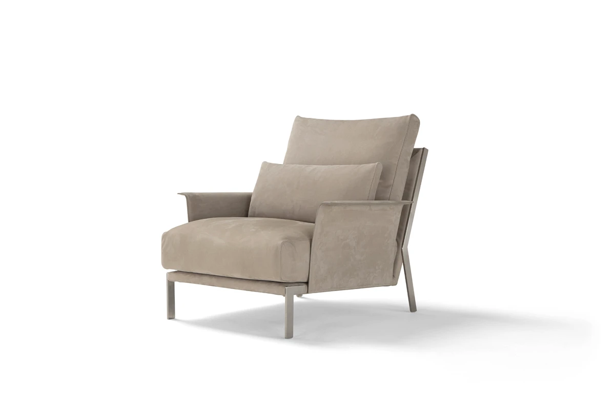 New Link fauteuil d’Amura Lab marie la rigueur du métal à la douceur du rembourrage pour une assise élégante et contemporaine. Disponible chez D-Style Interior.