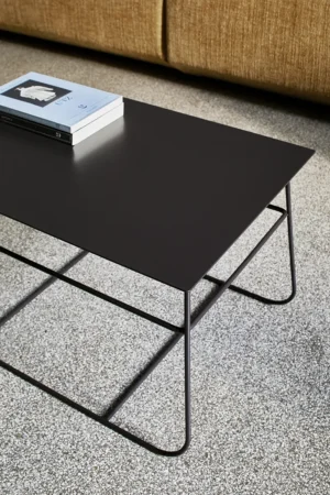 Frame d’Amura Lab – une table basse design au style architectural et épuré, symbole d’élégance italienne. Disponible chez D-Style Interior.