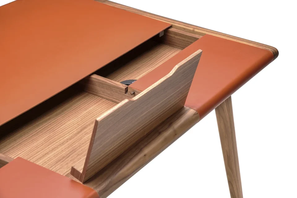 Scriba d’Amura Lab – un bureau design alliant cuir et bois, mêlant élégance italienne et technologie discrète. Disponible chez D-Style Interior.