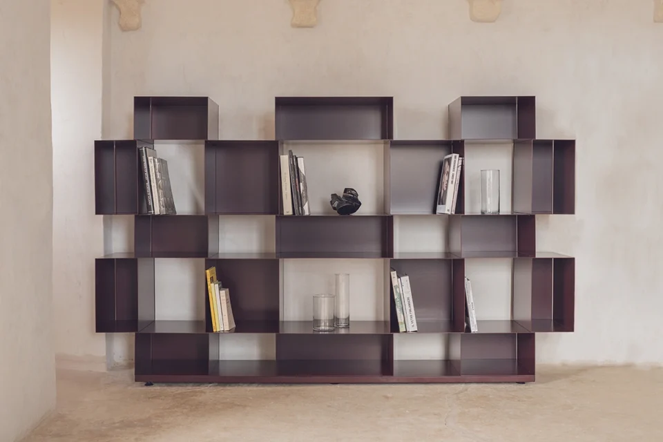 Eresia par Amura Lab – une bibliothèque géométrique et modulable alliant design, fonctionnalité et élégance italienne. Disponible chez D-Style Interior.
