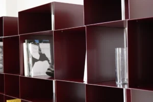 Eresia par Amura Lab – une bibliothèque géométrique et modulable alliant design, fonctionnalité et élégance italienne. Disponible chez D-Style Interior.