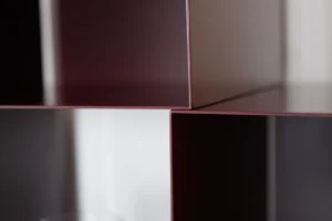 Eresia par Amura Lab – une bibliothèque géométrique et modulable alliant design, fonctionnalité et élégance italienne. Disponible chez D-Style Interior.