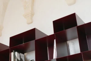 Eresia par Amura Lab – une bibliothèque géométrique et modulable alliant design, fonctionnalité et élégance italienne. Disponible chez D-Style Interior.