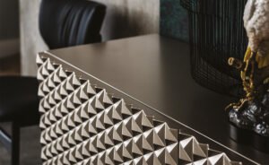 Buffet design haut de gamme Royalton par Cattelan Italia, motif géométrique tridimensionnel hypnotisant avec portes polyuréthane, disponible chez D-Style Interior