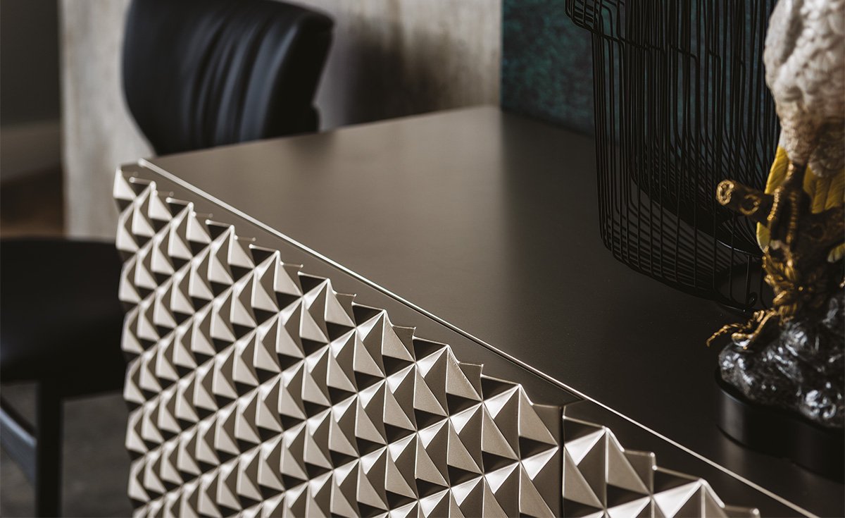 Buffet design haut de gamme Royalton par Cattelan Italia, motif géométrique tridimensionnel hypnotisant avec portes polyuréthane, disponible chez D-Style Interior