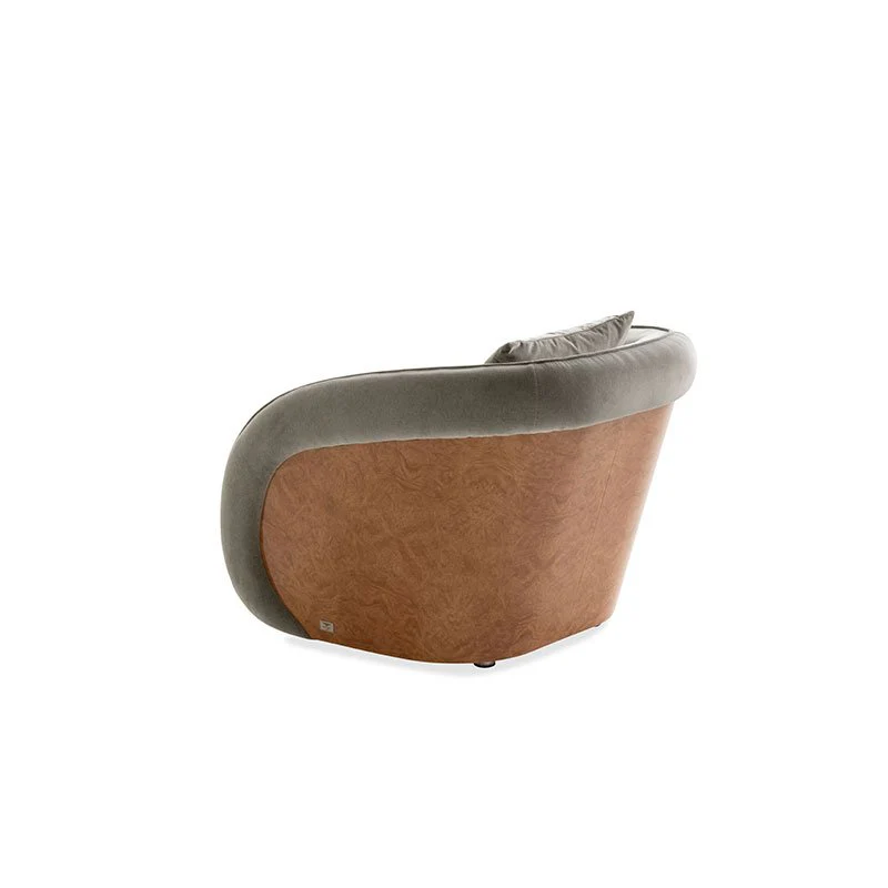 Beaumont | Fauteuil design haut de gamme Bentley Home en cuir ou tissu, finition noyer ou liquidambar fumé, disponible chez D-Style Interior