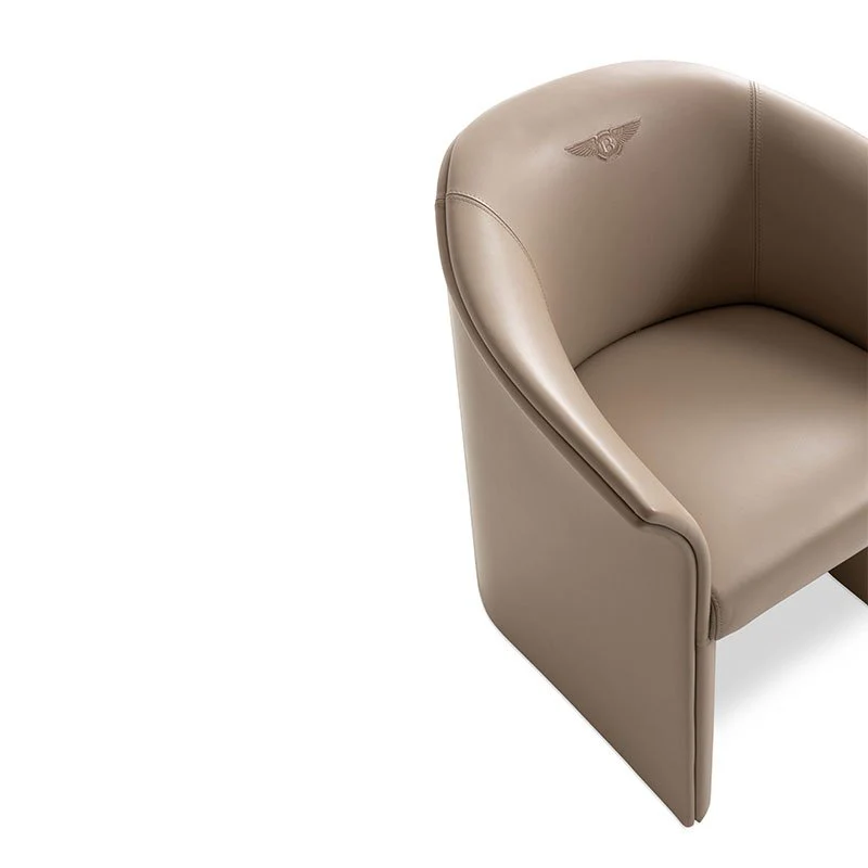 Canterbury | Fauteuil design haut de gamme Bentley Home en cuir ou tissu, silhouette enveloppante et logo brodé, disponible chez D-Style Interior