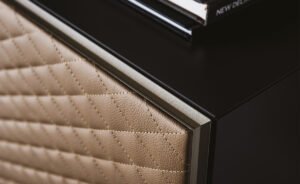 Buffet design haut de gamme Absolut par Cattelan Italia, capitonnage cuir matelassé avec structure laquée, disponible chez D-Style Interior