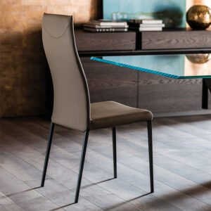 Anna chaise design de Cattelan Italia : design minimaliste et confortable, structure en acier laqué ou chromé, assise rembourrée et finitions personnalisables. Disponible chez D-Style Interior.