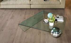 Table basse design haut de gamme Globe par Cattelan Italia, plateau verre courbé avec sphère acier ou travertin, disponible chez D-Style Interior.