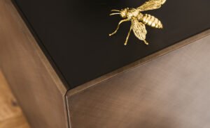Buffet design haut de gamme Arizona par Cattelan Italia, finitions brossées artisanales avec plateau verre givré, disponible chez D-Style Interior