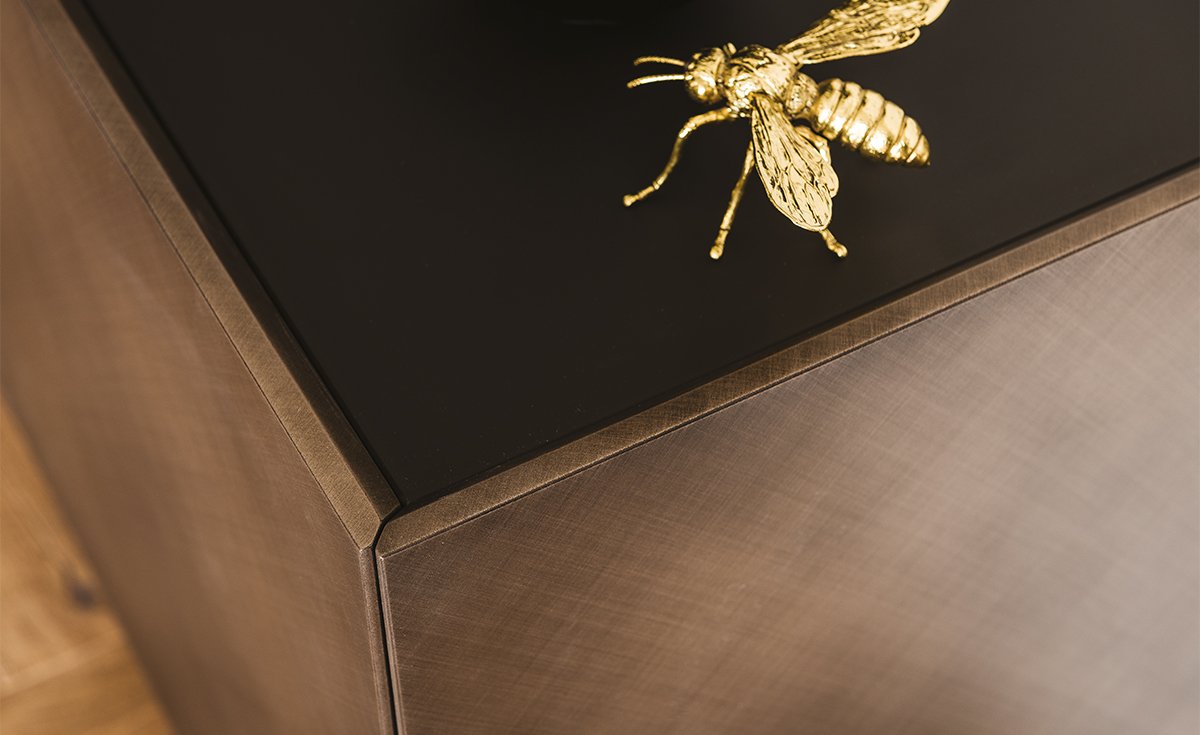 Buffet design haut de gamme Arizona par Cattelan Italia, finitions brossées artisanales avec plateau verre givré, disponible chez D-Style Interior