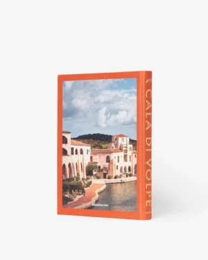 Livre design haut de gamme Cala Di Volpe par Assouline, édition Hospitality en couverture soie, disponible chez D-Style Interior.