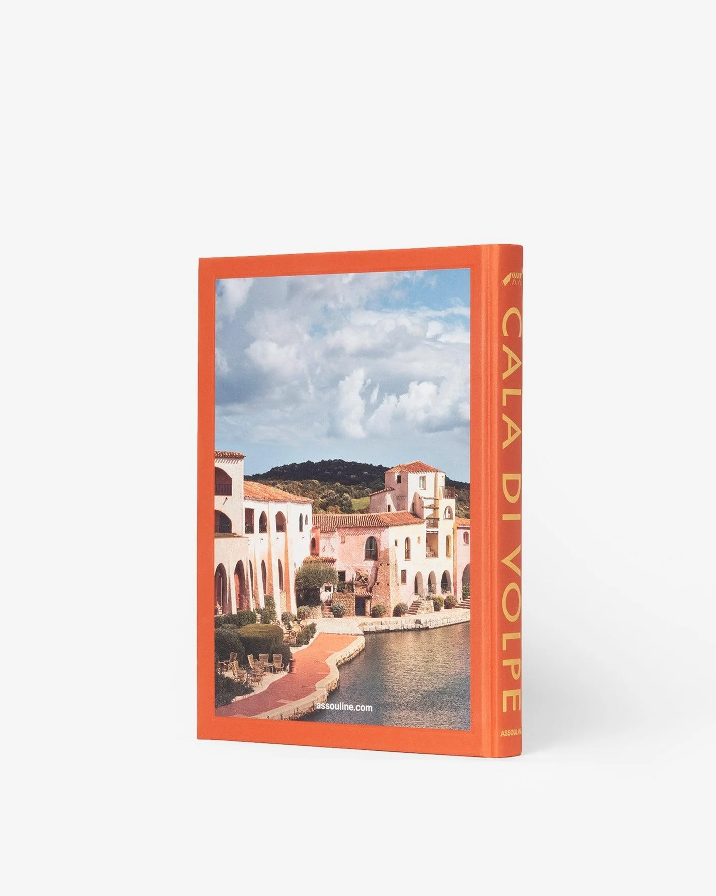 Livre design haut de gamme Cala Di Volpe par Assouline, édition Hospitality en couverture soie, disponible chez D-Style Interior.