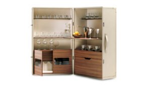 Meuble bar design haut de gamme Isidoro par Poltrona Frau, structure gainée cuir avec roulettes, disponible chez D-Style Interior