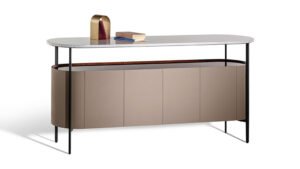 Bibliothèque design haut de gamme Mi Cabinet bas par Poltrona Frau, 4 portes accordéon avec cuir Saddle Extra canneté et plateau marbre, disponible chez D-Style Interior