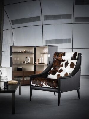 Meuble bar design haut de gamme Isidoro par Poltrona Frau, structure gainée cuir avec roulettes, disponible chez D-Style Interior