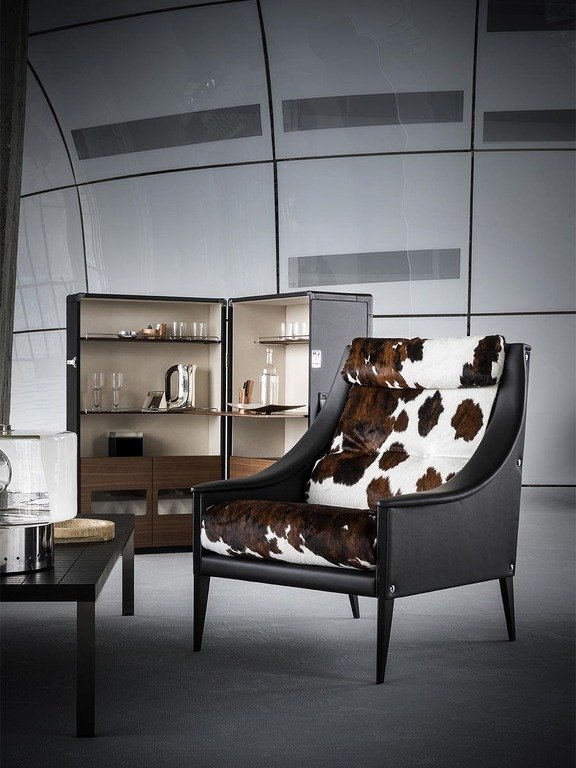 Meuble bar design haut de gamme Isidoro par Poltrona Frau, structure gainée cuir avec roulettes, disponible chez D-Style Interior