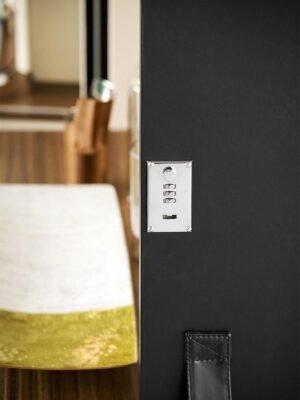 Meuble bar design haut de gamme Isidoro par Poltrona Frau, structure gainée cuir avec roulettes, disponible chez D-Style Interior