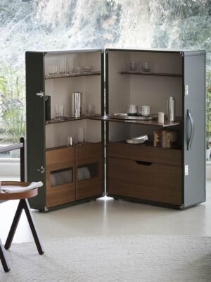 Meuble bar design haut de gamme Isidoro par Poltrona Frau, structure gainée cuir avec roulettes, disponible chez D-Style Interior