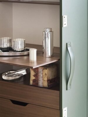 Meuble bar design haut de gamme Isidoro par Poltrona Frau, structure gainée cuir avec roulettes, disponible chez D-Style Interior